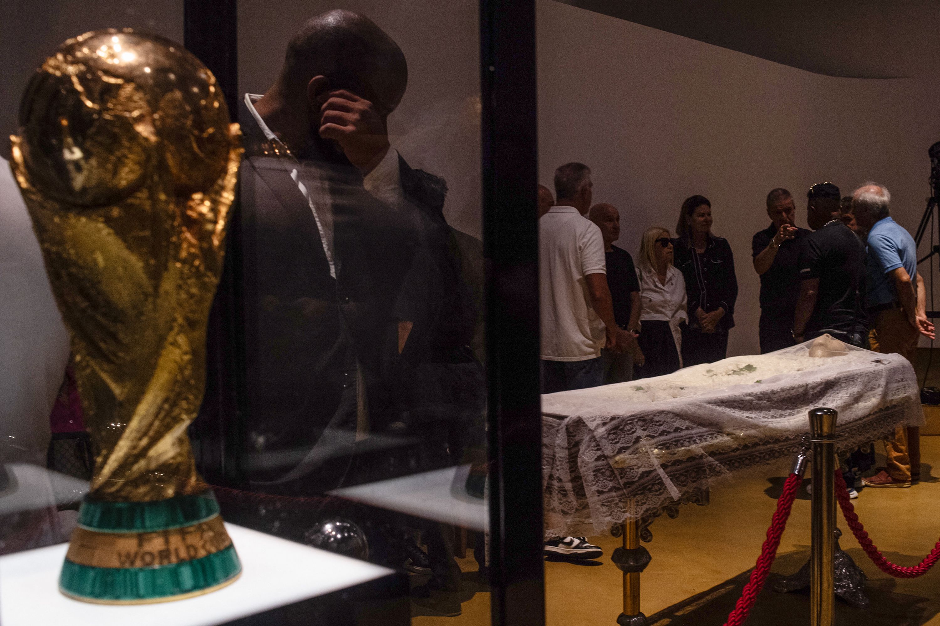 La Copa del Mundo estuvo presente durante el funeral de la leyenda del futbol brasileño, Mario Zagallo, en la sede de la Confederación Brasileña de Futbol en Río de Janeiro. (Foto Prensa Libre: AFP)