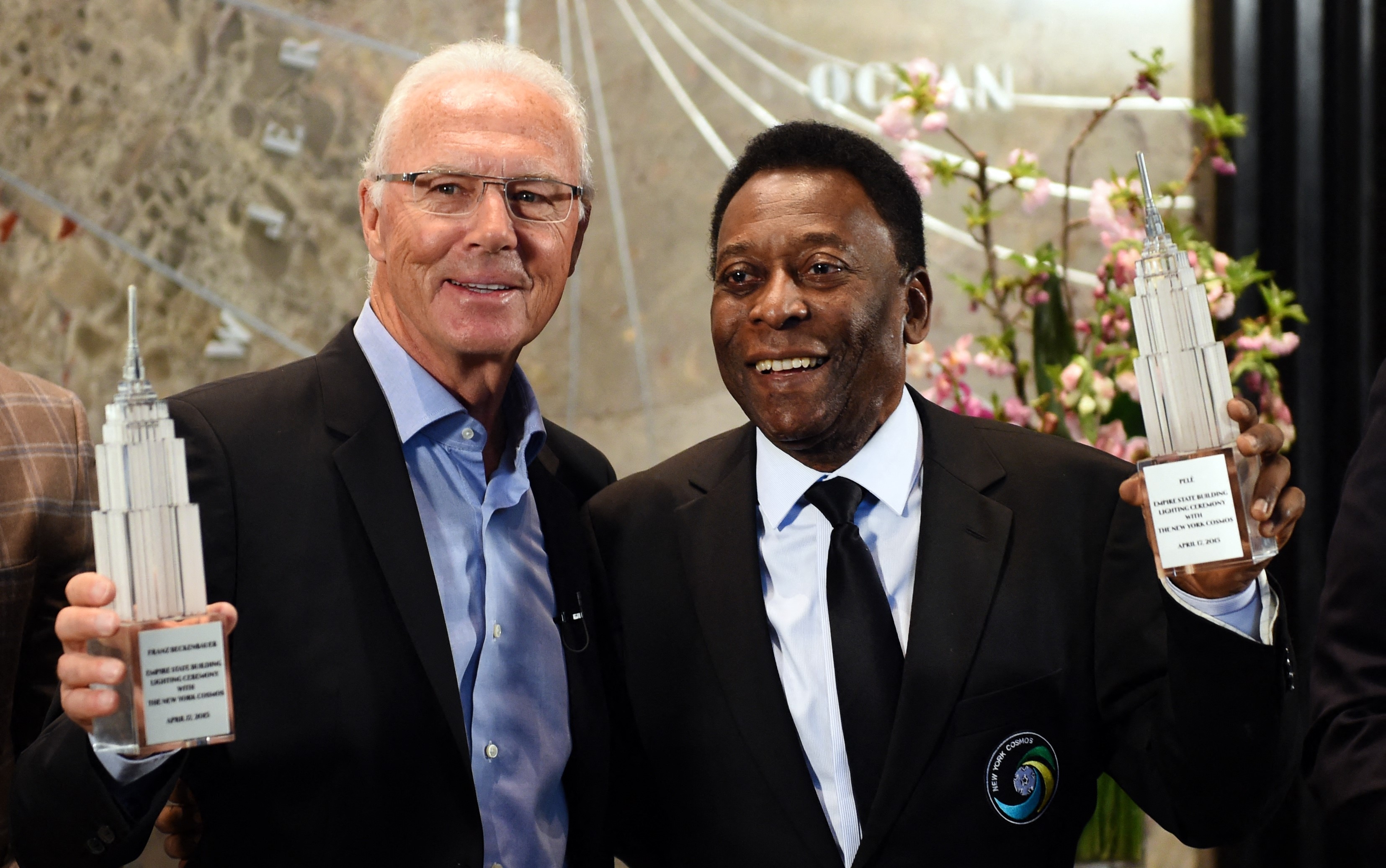 Pelé y Franz Beckenbauer  posan para una fotografía, ambos jugaron para el New York Cosmos de Estados Unidos. Foto Prensa Libre (AFP)