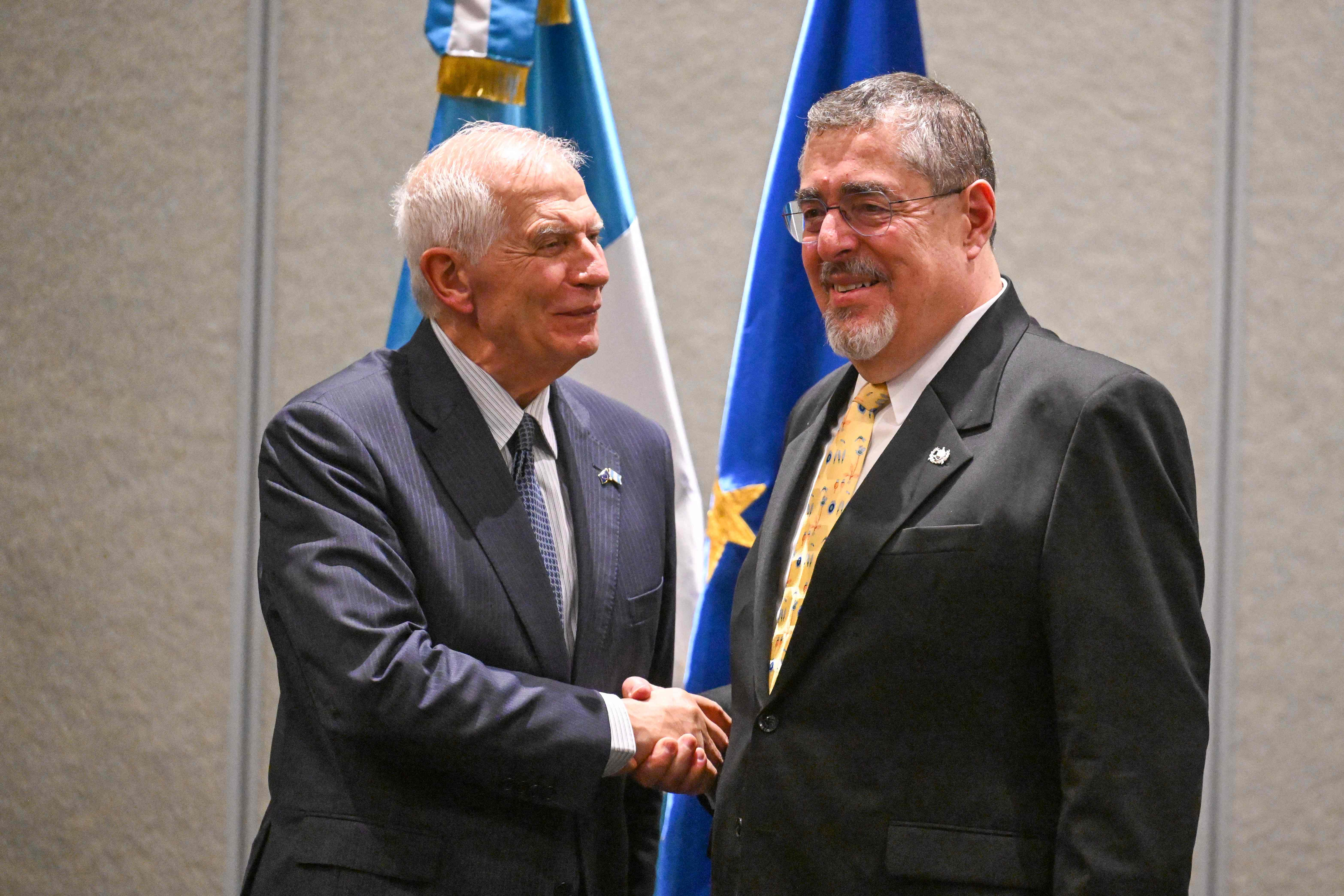 Josep Borrell en su visita a Guatemala se reunió con el entonces presidente electo, Bernardo Arévalo. AFP)