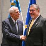 Josep Borrell en su visita a Guatemala se reunió con el entonces presidente electo, Bernardo Arévalo. AFP)