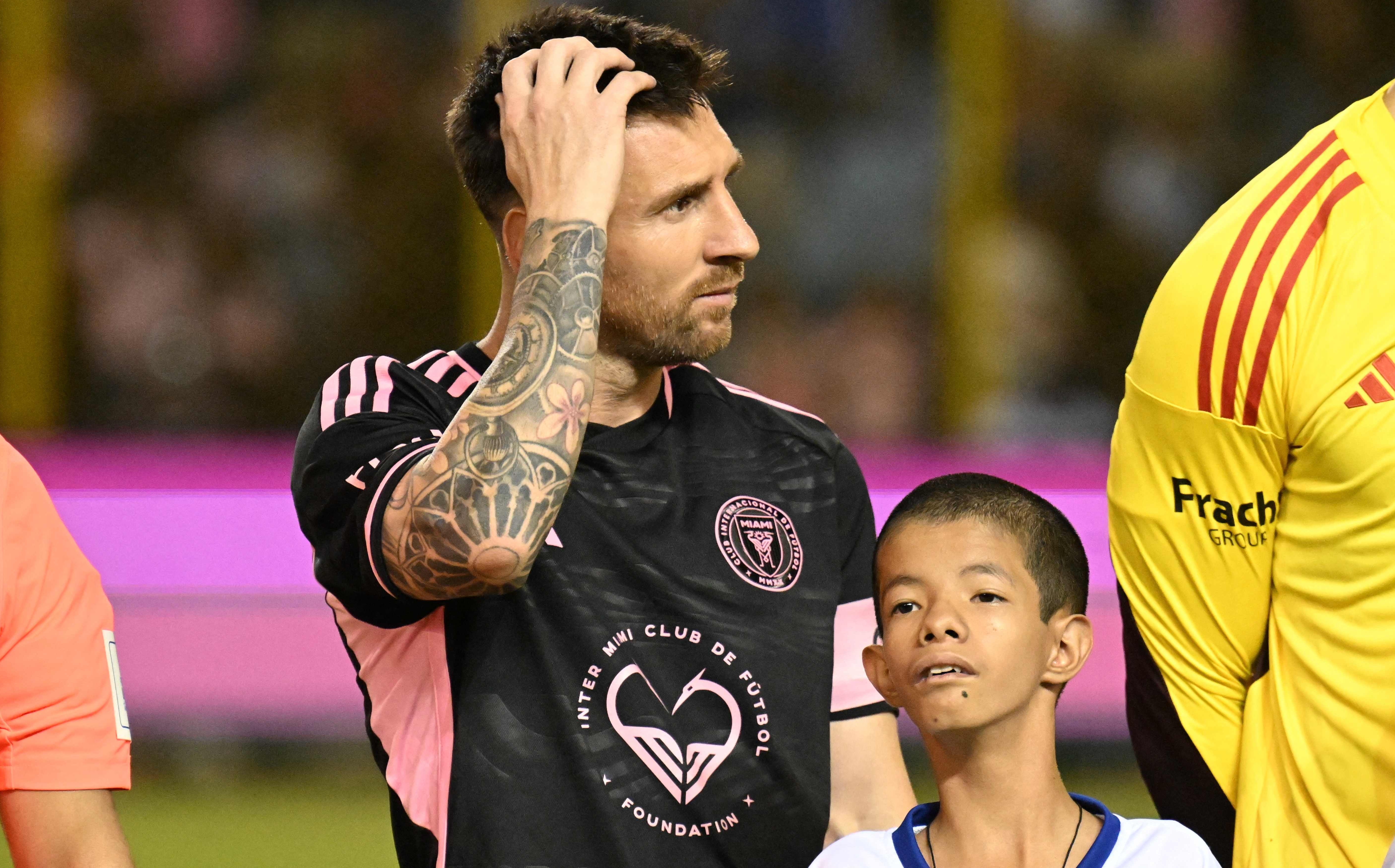 El capitán del Inter Miami, Lionel Messi, junto al pequeño Levi Sandoval, de El Salvador. (Foto Prensa Libre: AFP)