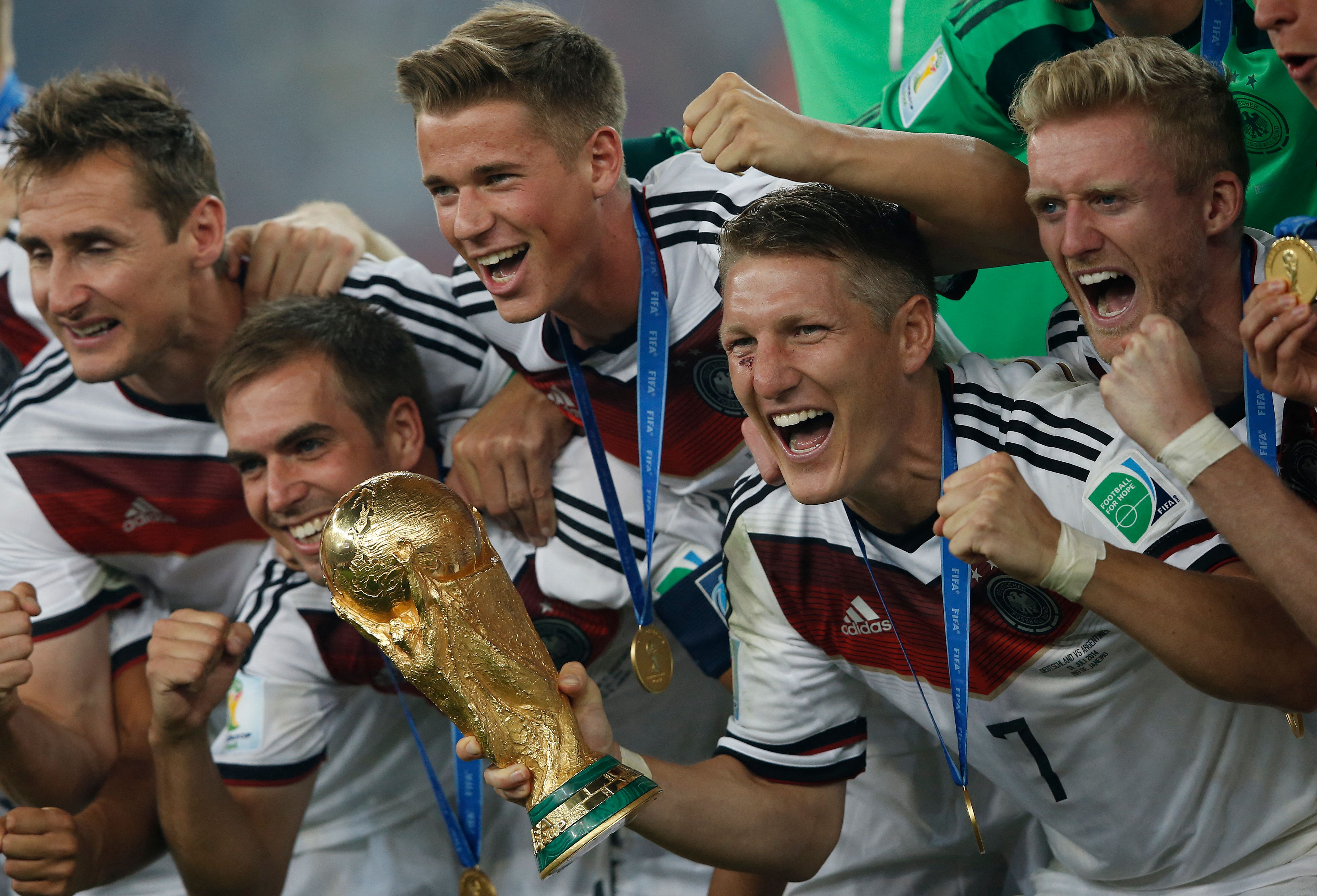 (FILES) (L/R): Germany's forward Miroslav Klose, Germany's defender and captain Philipp Lahm, Germany's defender Eric Durm, Germany's midfielder Bastian Schweinsteiger and Germany's forward Andre Schuerrle hold The World Cup after their team's victory in the final football match between Germany and Argentina for the FIFA World Cup at The Maracana Stadium in Rio de Janeiro on July 13, 2014. Germany World Cup winner Erik Durm has announced his retirement from football, his club FC Kaiserslautern confirmed in a statement issued on January 24, 2024. (Photo by Adrian DENNIS / AFP)