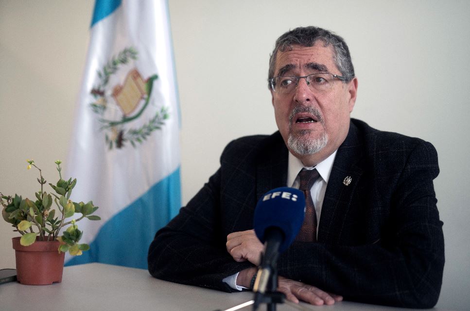 El presidente electo de Guatemala, Bernardo Arévalo de León, habla con EFE durante una entrevista este 3 de enero 2024 en Ciudad de Guatemala. (Foto Prensa Libre: EFE) 