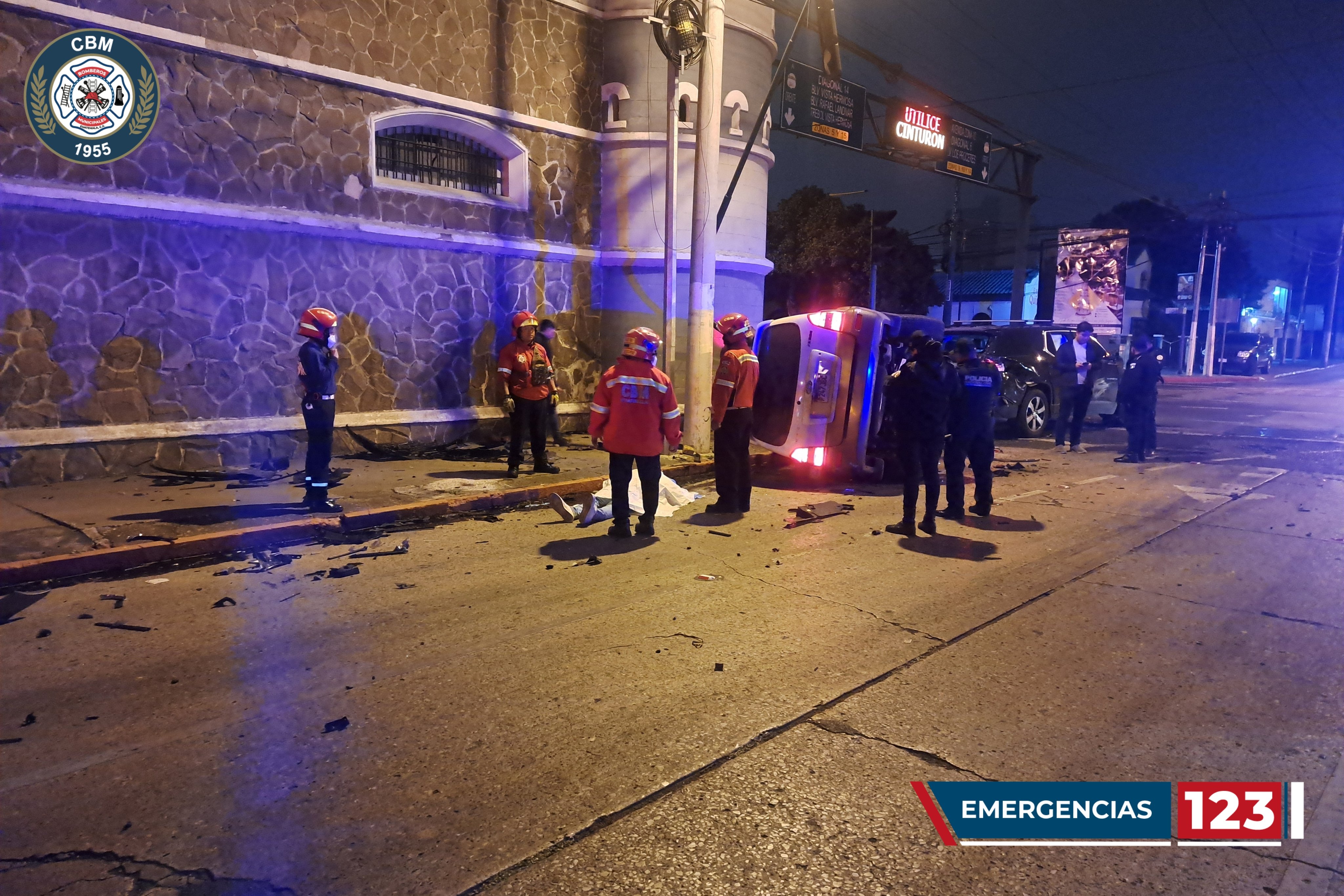 Un hombre murió en un accidente de tránsito en la 2a calle y 2a avenida de la zona 10. (Foto Prensa Libre: Bomberos Municipales)