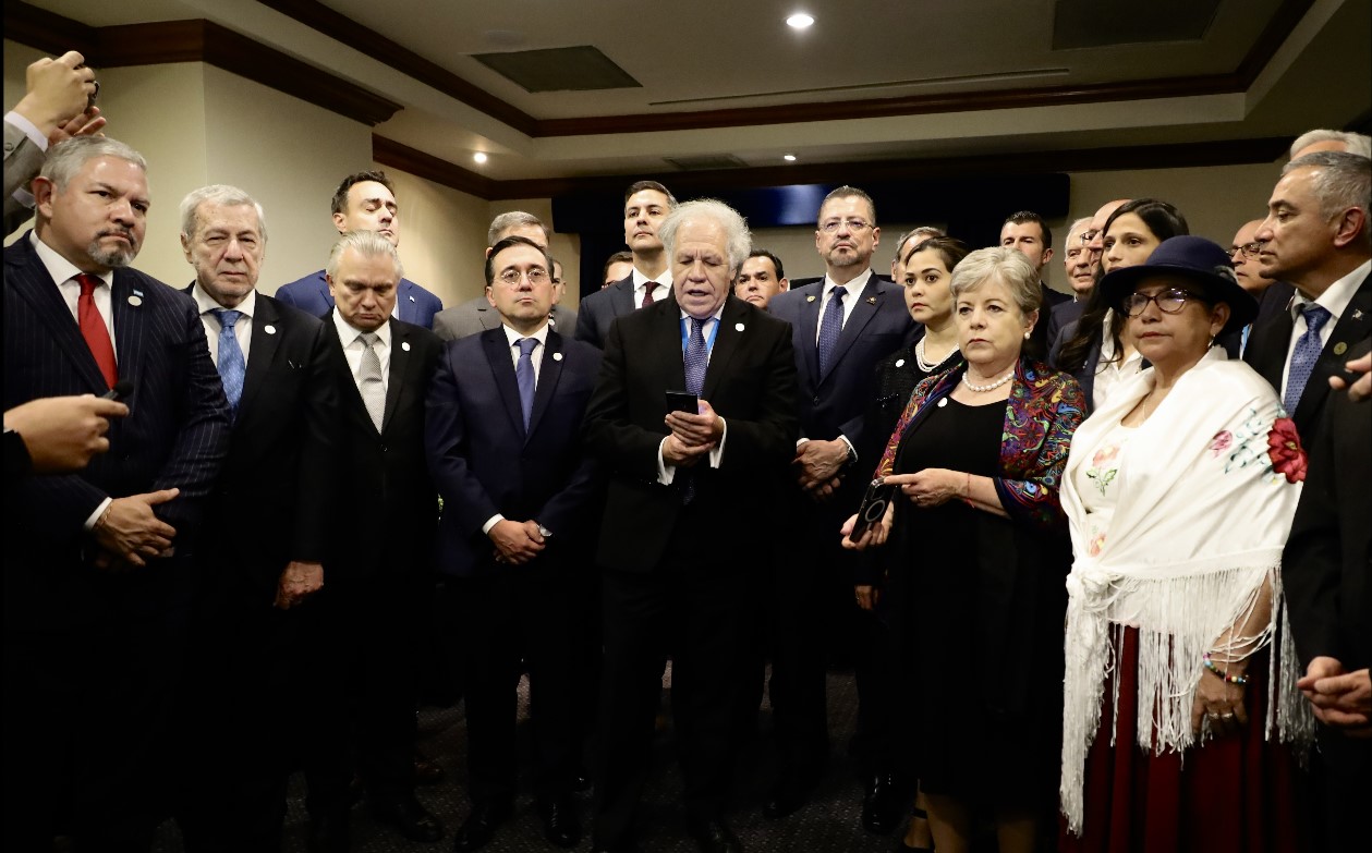 Luis Almagro (centro), secretario de la OEA, y los cancilleres de varios países, instaron a facilitar la toma de posesión de Bernardo Arévalo y Karin Herrera. (Foto Prensa Libre: EFE)