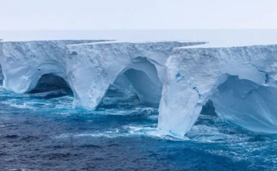El movimiento de las olas abre cuevas y arcos en las paredes del iceberg A23a. EYOS EXPEDITIONS/RICHARD SIDEY
