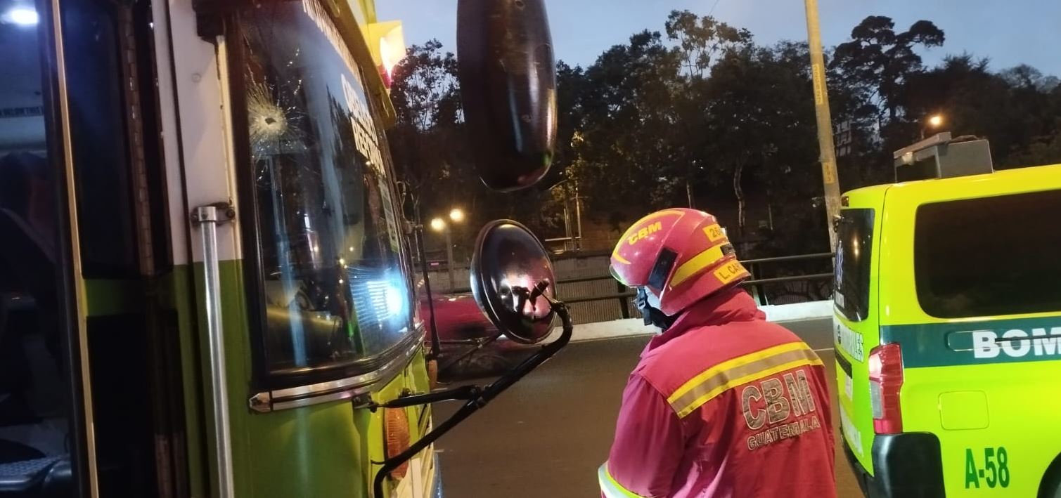 Dos personas resultaron heridas en intento de asalto a un bus en el bulevar Liberación, de la capital. Un PM de Mixco frustró el atraco. (Foto Prensa Libre: Bomberos Municipales)