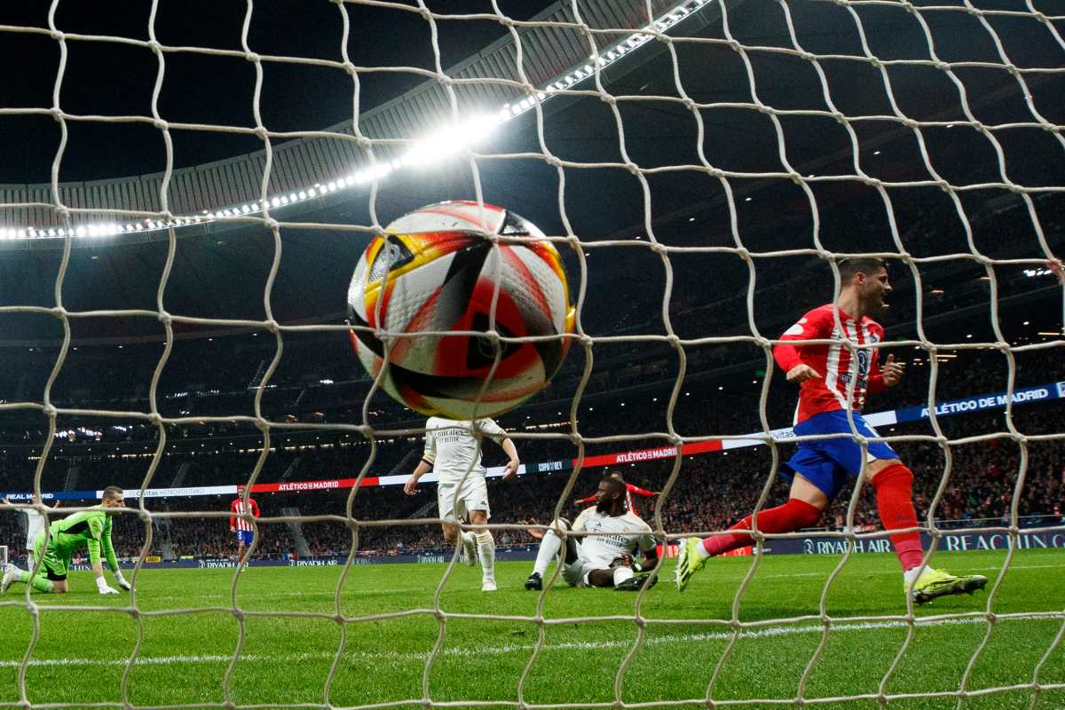 El Atlético de Madrid dejó fuera al Real Madrid el jueves último en busca de avanzar a los cuartos de final de la Copa del Rey. (Foto Prensa Libre: EFE/Rodrigo Jiménez)