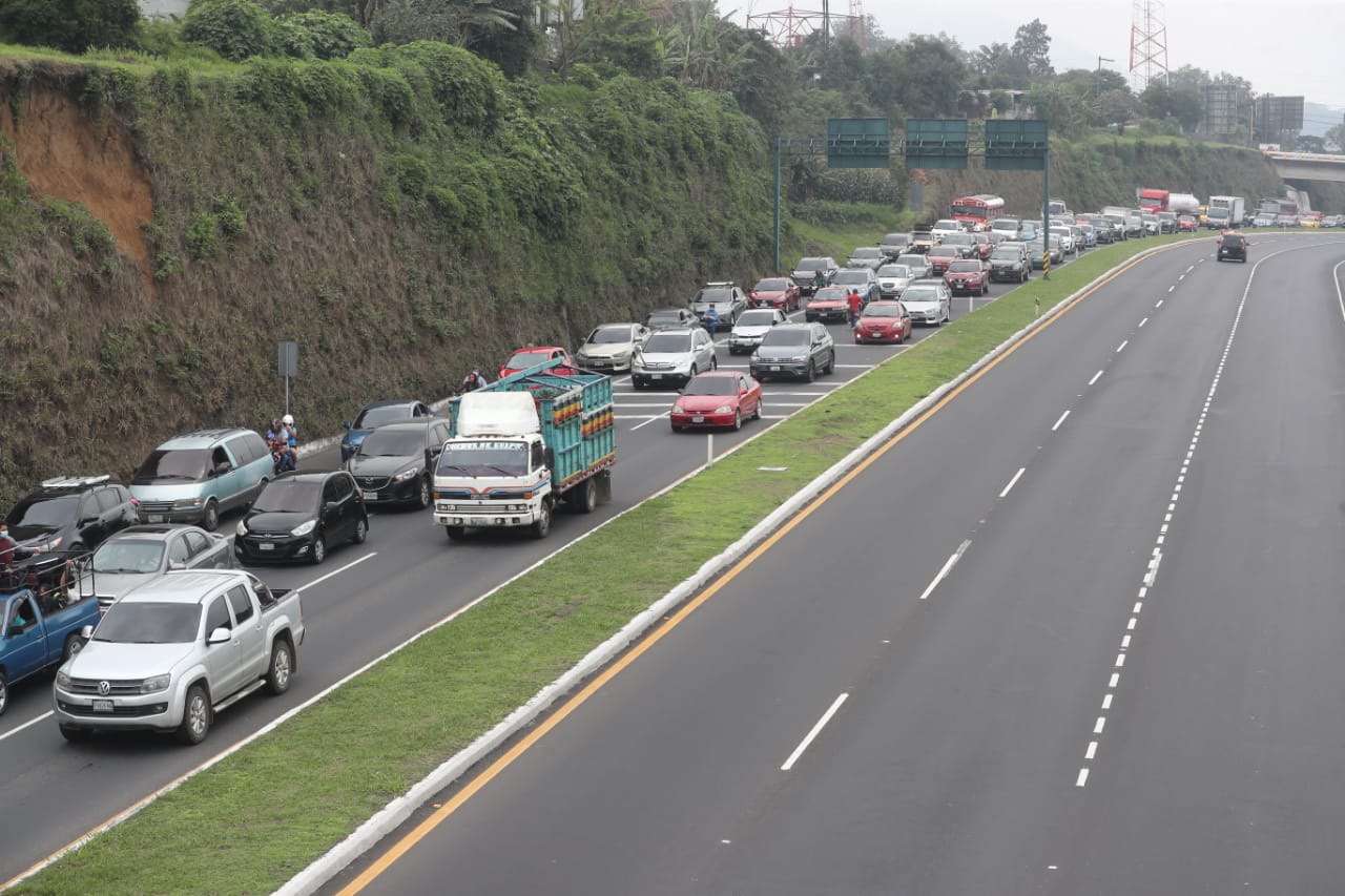 Autoridades del CIV requieren la reparación de tramos en la autopista Palín – Escuintla para que Marhnos continúe con su administración. (Foto Prensa Libre: Érick Ávila)
