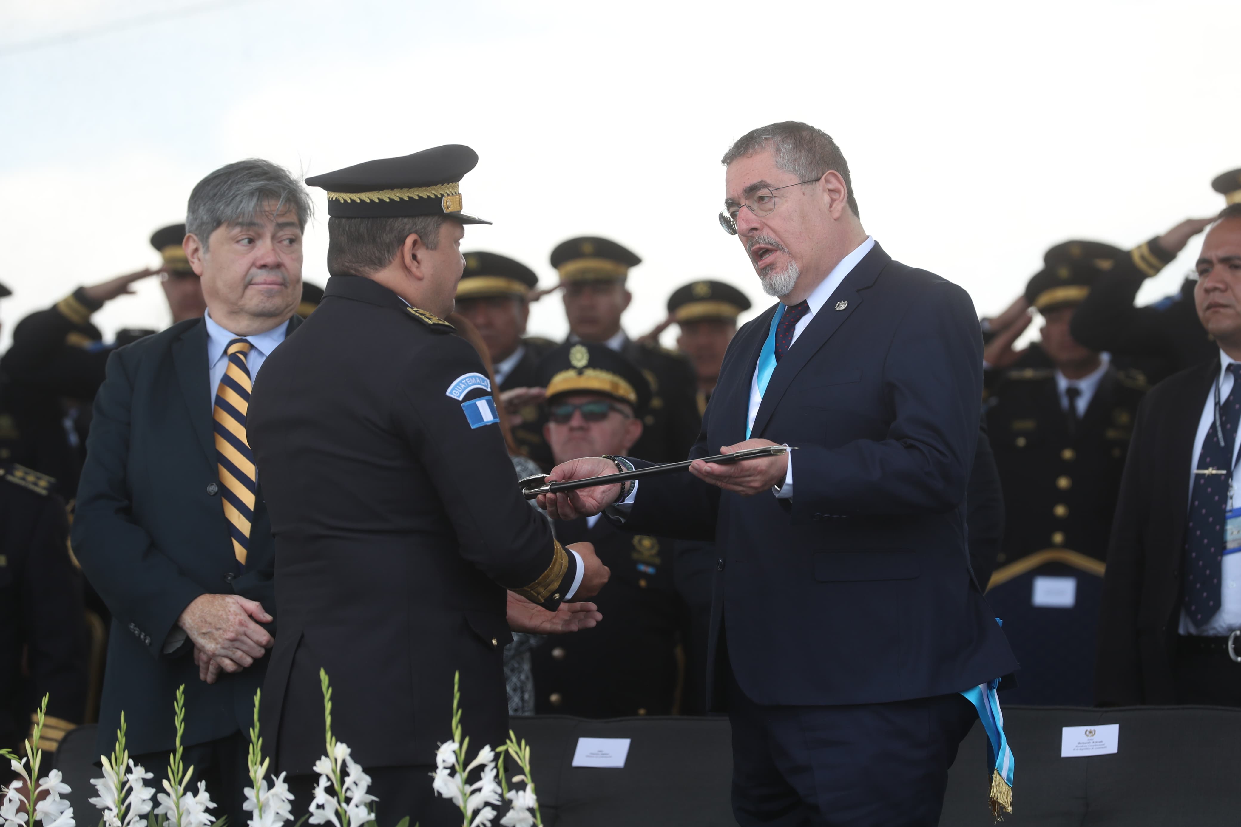 El presidente Bernardo Arévalo junto a otros funcionarios participa en actividad en la PNC. (Foto Prensa Libre: Erick Ávila)  