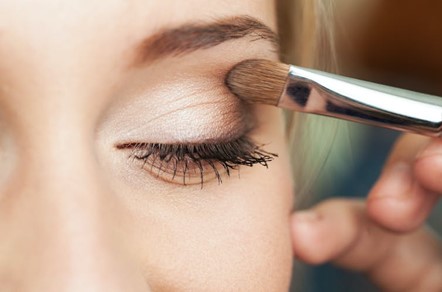 Elegir un maquillaje adecuado es indispensable para el cuidado de nuestra piel. (Foto Prensa Libre: Shutterstock)