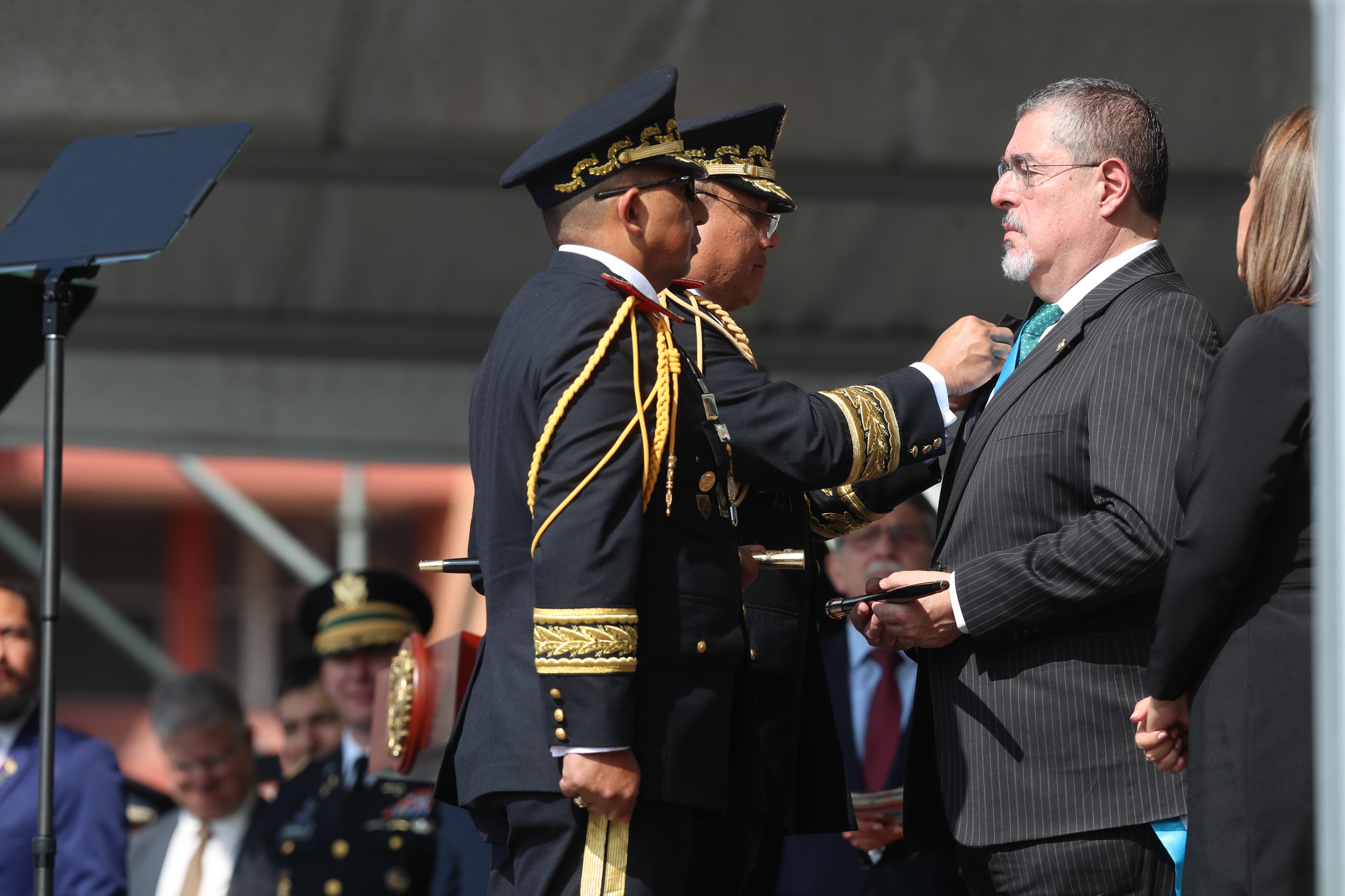 El presidente de Guatemala, Bernardo Arévalo, recibe el bastón de mando al comandante general del Ejército. (Foto Prensa Libre: Esbin García)