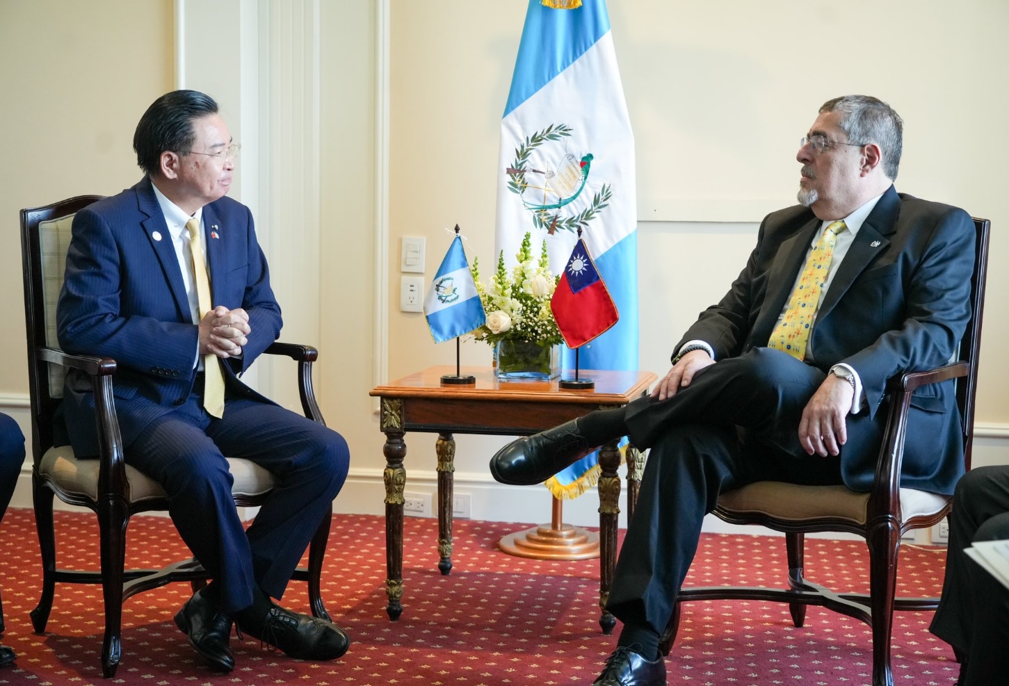 "Estamos listos para comenzar una nueva etapa para Guatemala mañana", publicó el mandatario electo junto a una fotografía con Joseph Wu, Ministro de Asuntos Exteriores de la República de China (Taiwán).