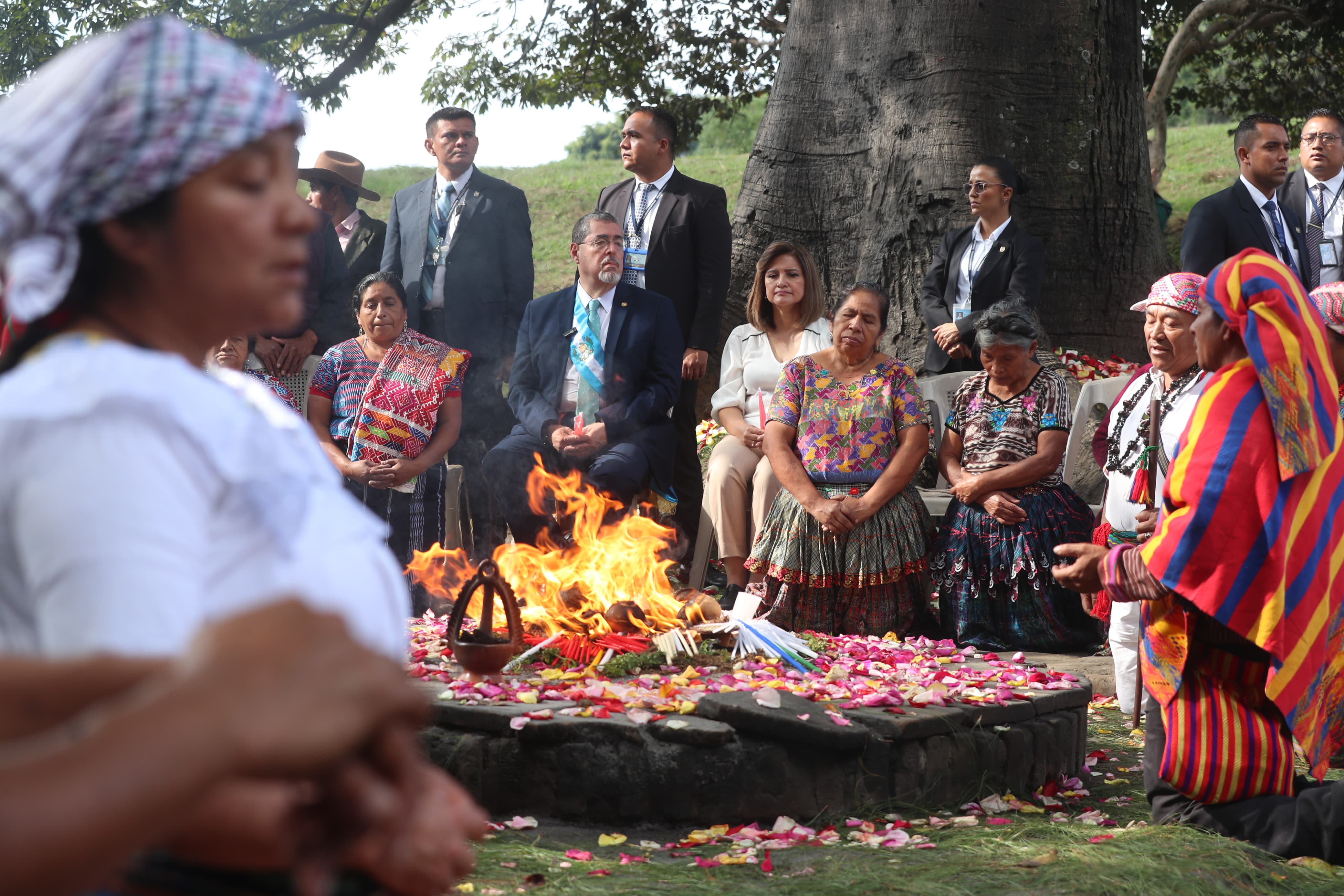 Bernardo Arévalo, con la banda presidencial, y la vicepresidenta Karin Herrera en la ceremonia maya en Kaminaljuyú. (Foto Prensa Libre: Esbin García)