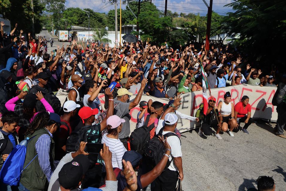 Migrantes dan por terminada una caravana rumbo a Estados Unidos en el municipio de Mapastepec, estado de Chiapas. (Foto Prensa Libre: EFE) 