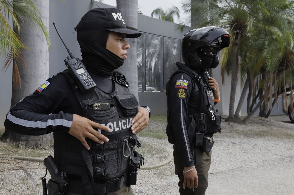 Policías ecuatorianos custodian la sede del canal de televisión TC, que fue tomado por varios hombres armados, en Guayaquil, Ecuador. (Foto Prensa Libre: EFE)


