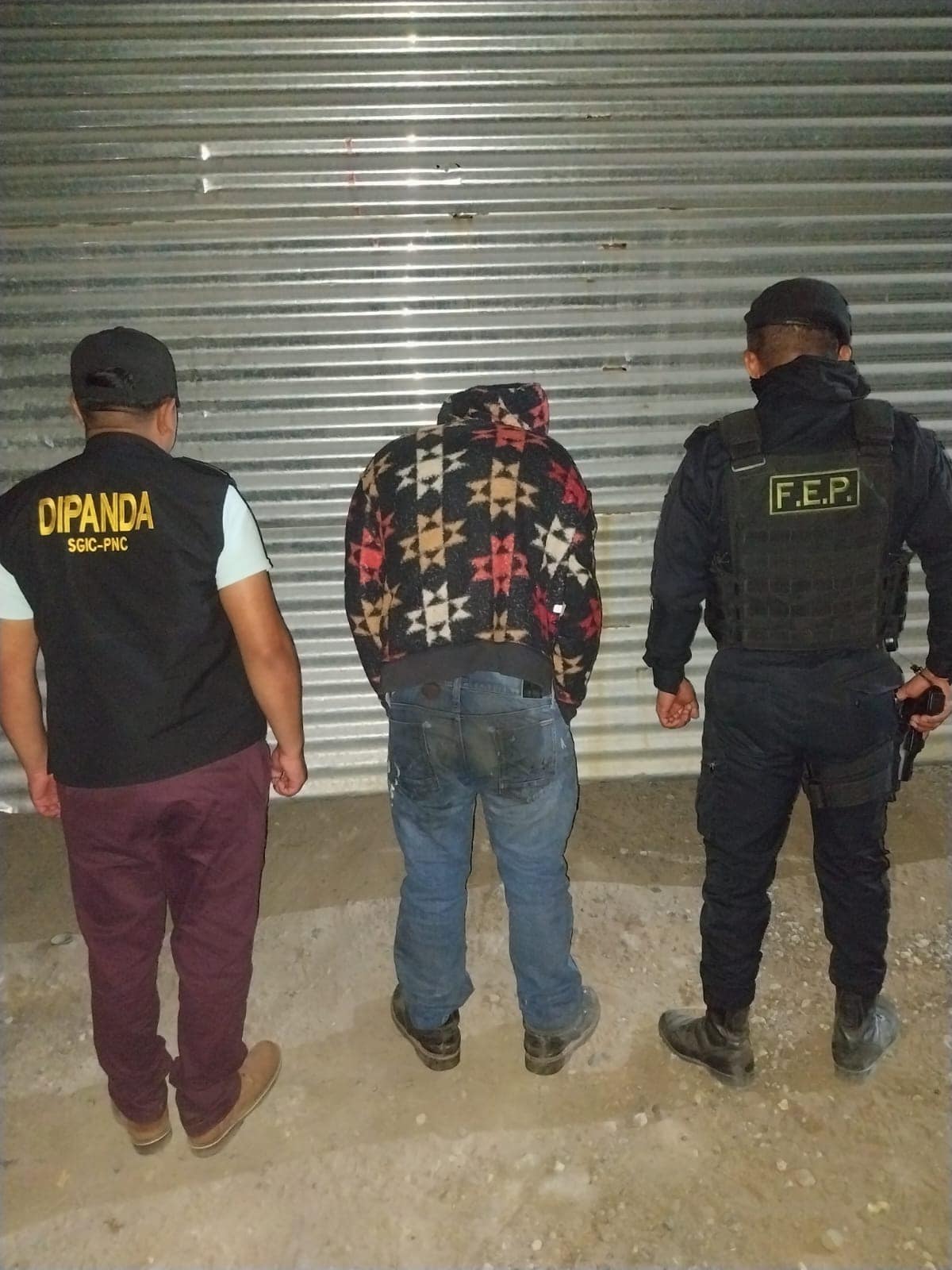 Un adolescente es una de las tres personas detenidas en San Miguel Petapa cuando efectuaban un operativo contra las extorsiones. (Foto Prensa Libre: Mingob)