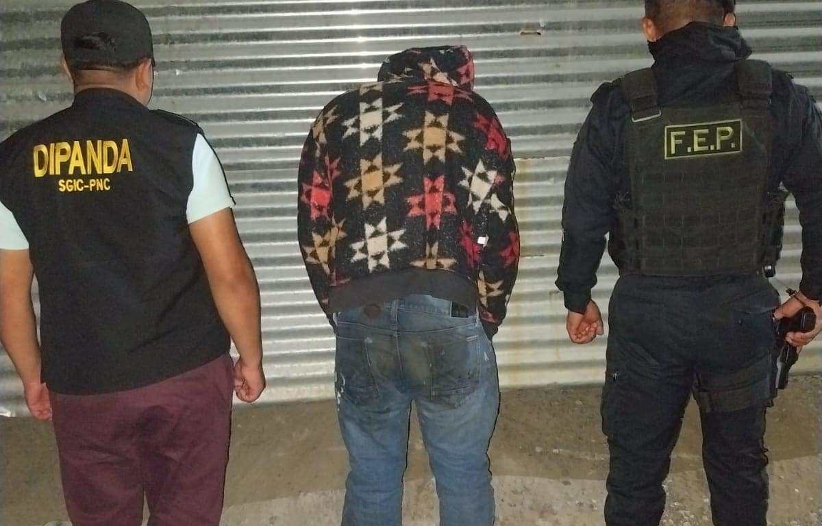 Un adolescente es una de las tres personas detenidas en San Miguel Petapa cuando efectuaban un operativo contra las extorsiones. (Foto Prensa Libre: Mingob)