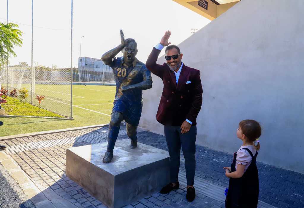 Carlos Ruiz posa junto a su estatua.