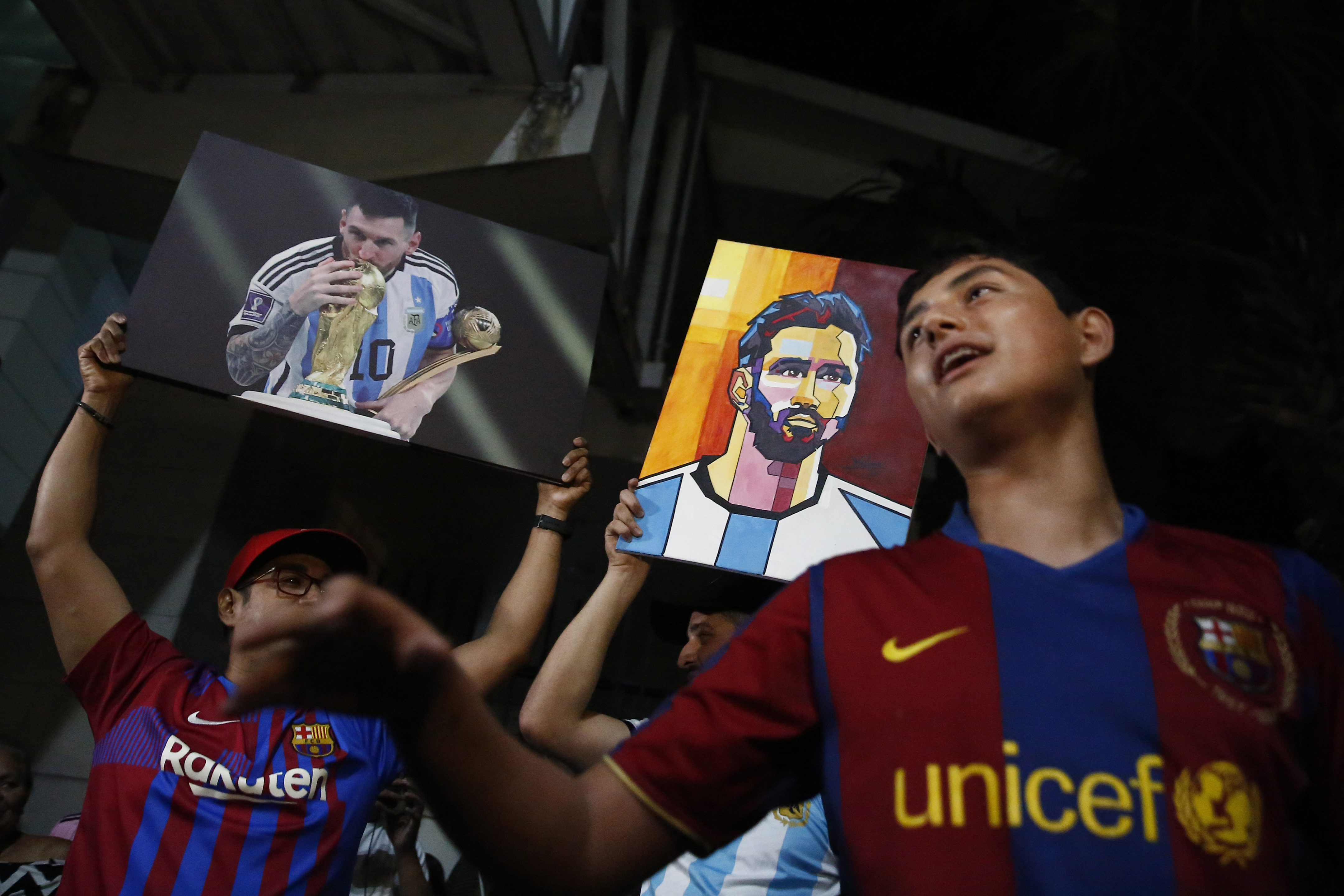 Aficionados salvadoreños esperaron la madrugada de este viernes la llegada del argentino Lionel Messi y sus compañeros del Inter Miami. (Foto Prensa Libre: EFE/Rodrigo Sura)