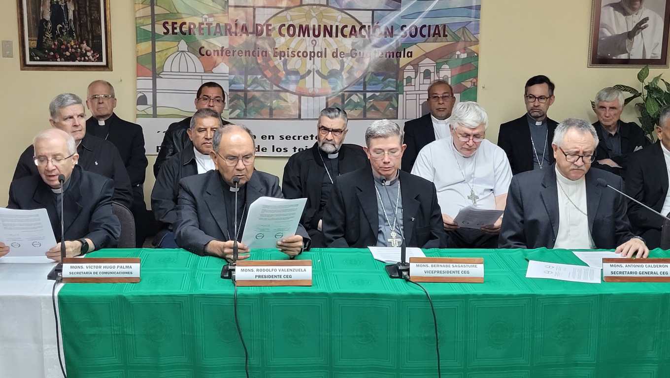 Los obispos que integran la Conferencia Episcopal de Guatemala, durante su mensaje sobre la coyuntura política del país. (Foto Prensa Libre: Gabriel Molina)