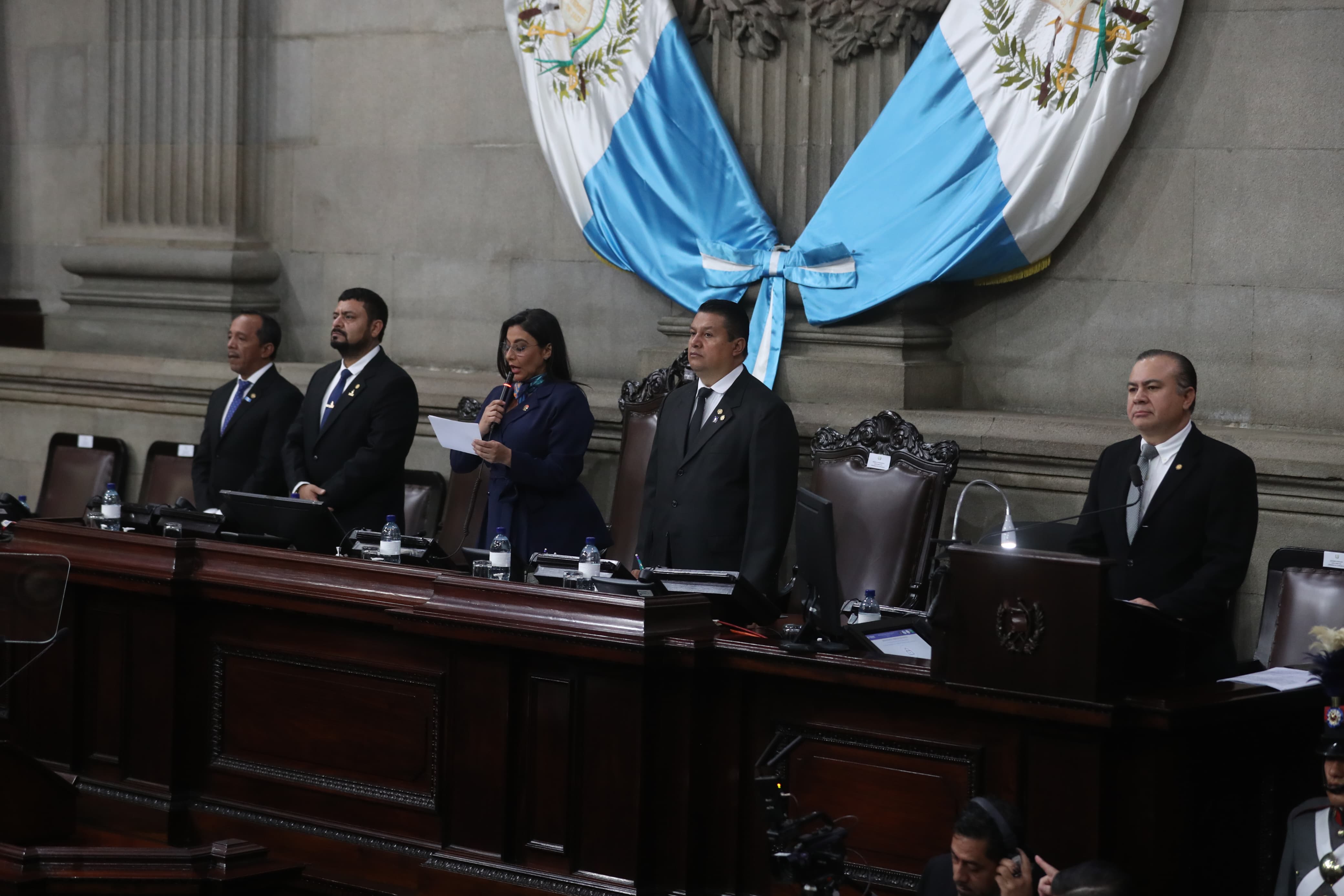 A las 8.15 horas había poca presencia de diputados para la sesión solemne en la que asumirá la décima legislatura. (Foto Prensa Libre: Érick Ávila).