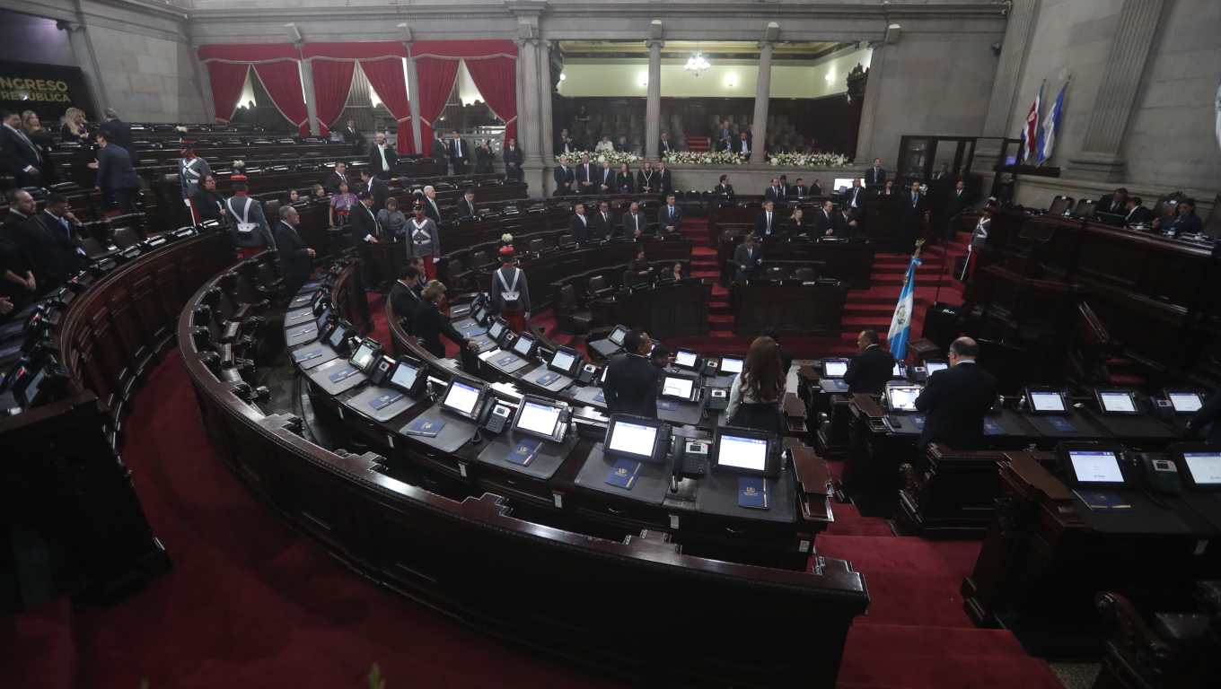 Con casi dos horas de retraso comenzó la Sesión Solemene en el Congreso de la República. (Foto Prensa Libre: Erick Ávila)
