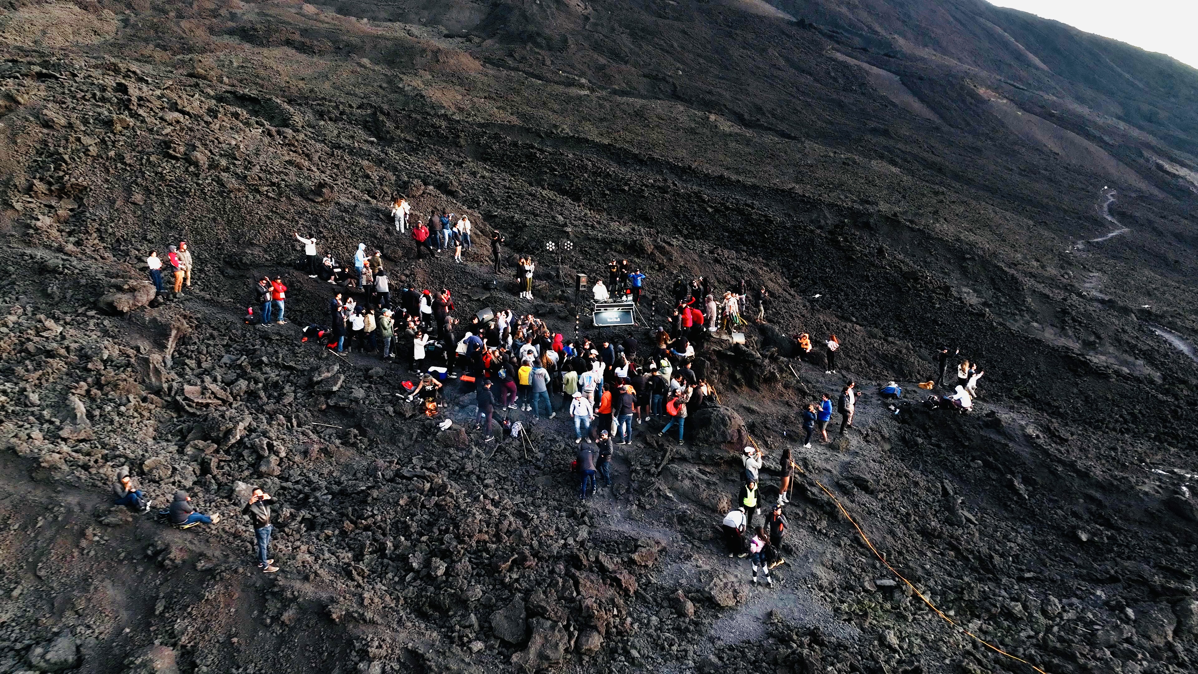 La filmación de un vídeo en un área del parque regional del volcán de Pacaya ha causado revuelo. Autoridades investigan el hecho porque es un área protegida. (Foto Prensa Libre: redes sociales DJ Bebbo).