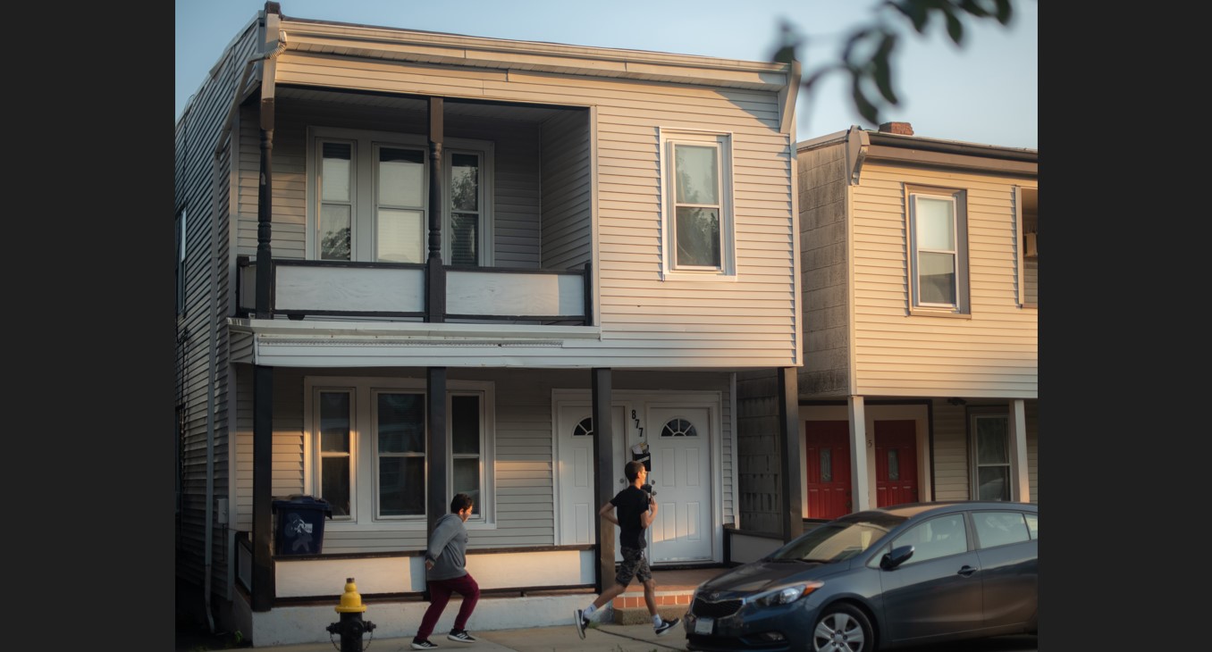 La casa donde Marco Flores mató a su antiguo vecino y niñero, Jaime Galdamez, en Boston, el 21 de septiembre de 2023. (Lauren O’Neil/The New York Times)