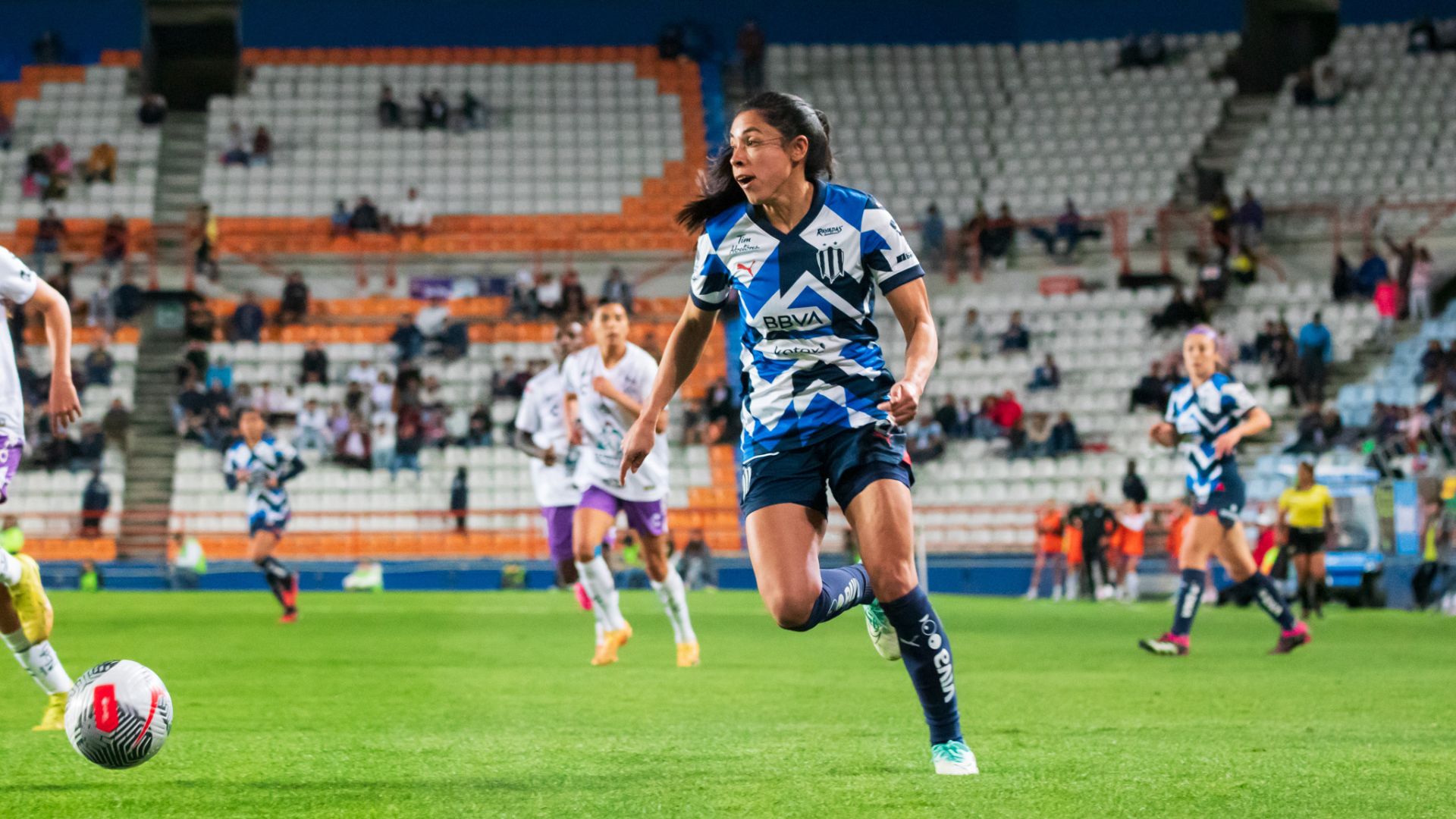 Ana Lucía Martínez conduce el balón durante su debut con las Rayadas de Monterrey en la Liga MX ante el Pachucha. (Foto Prensa Libre: @Rayadas)