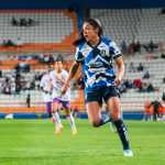 Ana Lucía Martínez conduce el balón durante su debut con las Rayadas de Monterrey en la Liga MX ante el Pachucha. (Foto Prensa Libre: @Rayadas)
