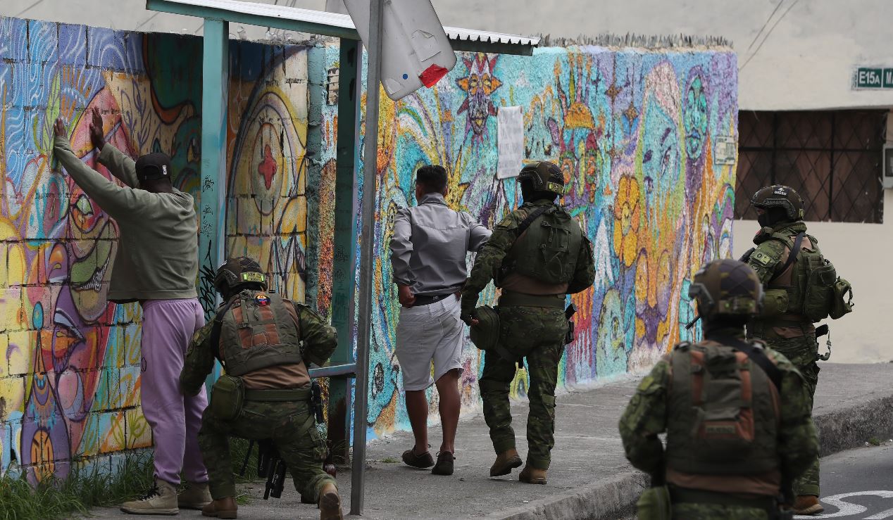Soldados ecuatorianos requisan a pobladores en el barrio Comité del Pueblo Zona Once en Quito, Ecuador. (Foto Prensa Libre: EFE)