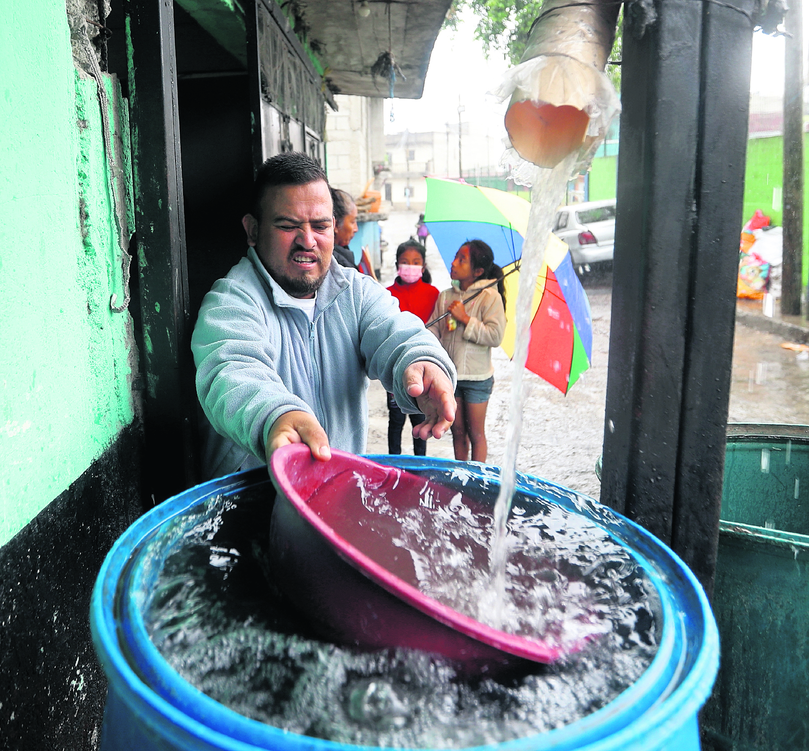 Mientras no haya una ley que regule el uso del agua, los padecimientos de los consumidores continuarán. 
Fotografía: Erick Avila    