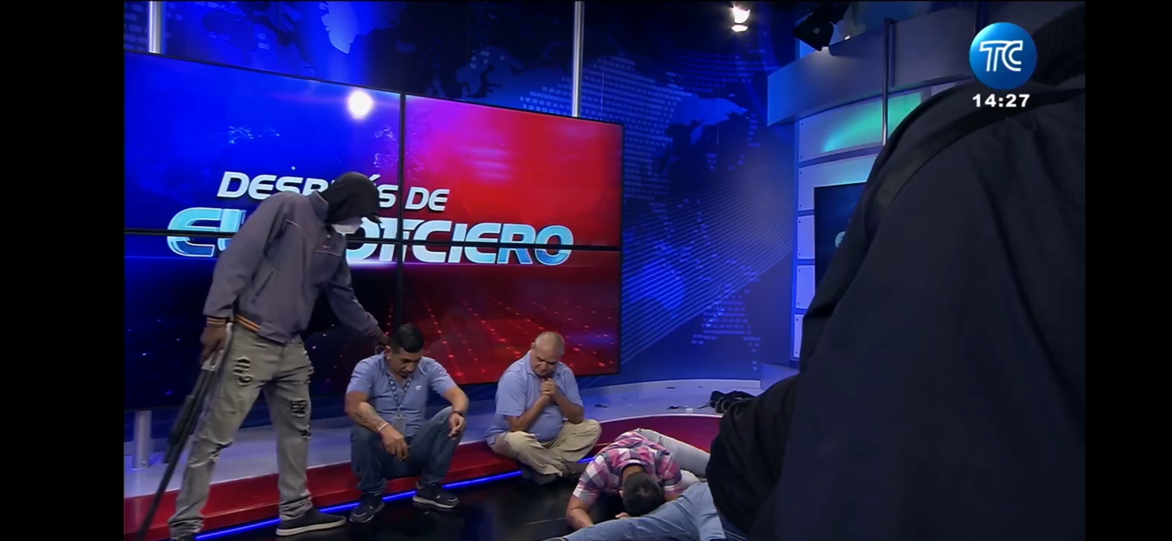 Un grupo armado ingresó este martes en el canal de televisión TC, en Guayaquil, Ecuador y sometió su personal durante una transmisión en vivo. (Foto Prensa Libre: EFE/ Captura de transmisión)