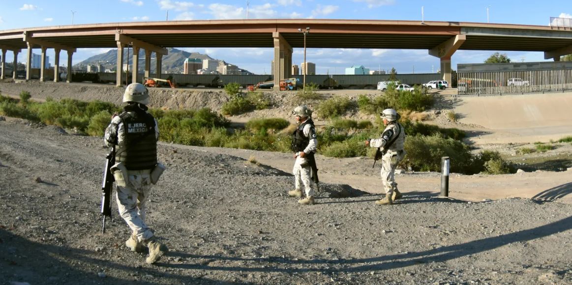 Efectivos de la Guardia Nacional de México realizan su recorrido por los márgenes del Río Bravo, fronterizo con El Paso, Texas. (Foto Prensa Libre: EFE)