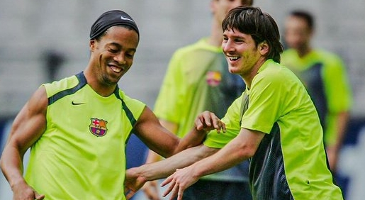 Los exjugadores del Barcelona, Ronaldinho y Lionel Messi, durante el tiempo que coincidieron en la Ciudad Condal. (Foto Prensa Libre: RRSS)