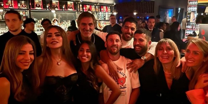 Esta imagen la colocó Sofía Vergara en su cuenta oficial de Instagram durante la fiesta con Antonela, Messi, Suárez, Alba y Busquets. (Foto Prensa Libre: @sofiavergara)
