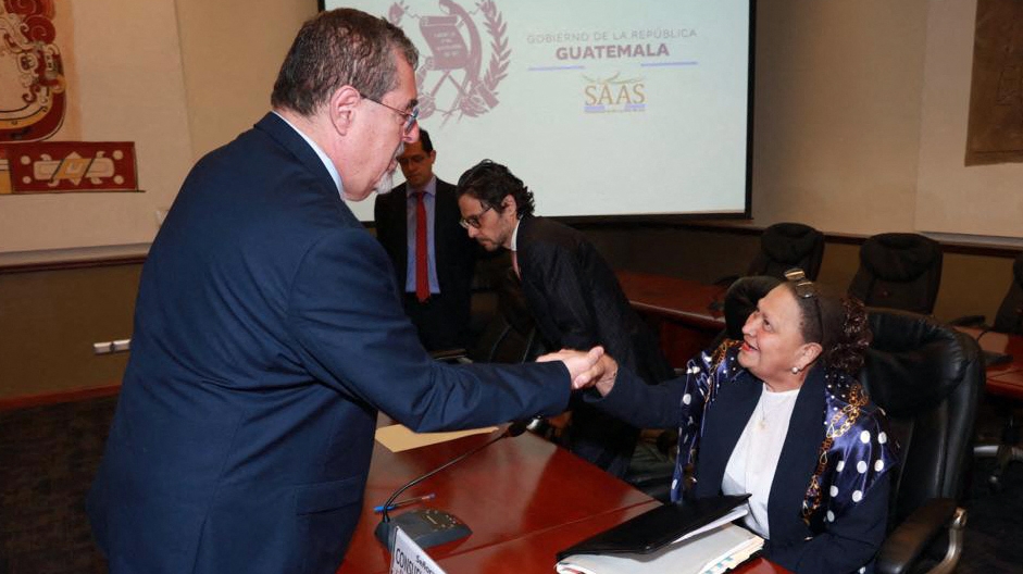 El presidente Bernardo Arévalo saluda a la fiscal general Consuelo Porras, en una fotografía cedida por la Presidencia de la República. (Foto Prensa Libre: AFP/Presidencia de Guatemala)