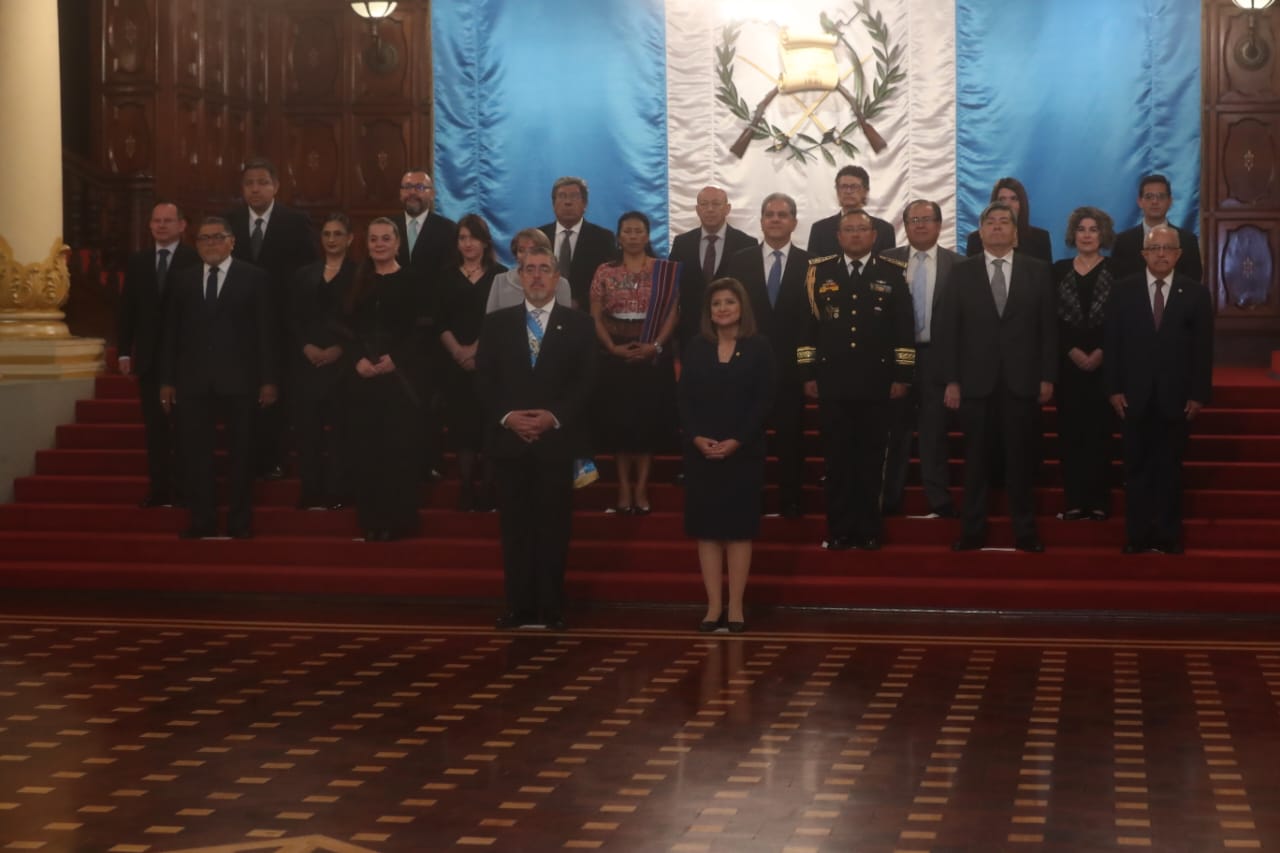El binomio presidencial el pasado 15 de enero junto a su gabinete de gobierno. Fotografía: Prensa Libre. 
