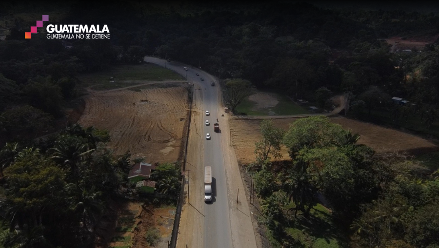 La carretera hacia Santo Tomás de Castilla tiene solo dos carriles que resultan insuficientes y esto genera atrasos en los traslados de productos. (Foto Prensa Libre: Carlos González)