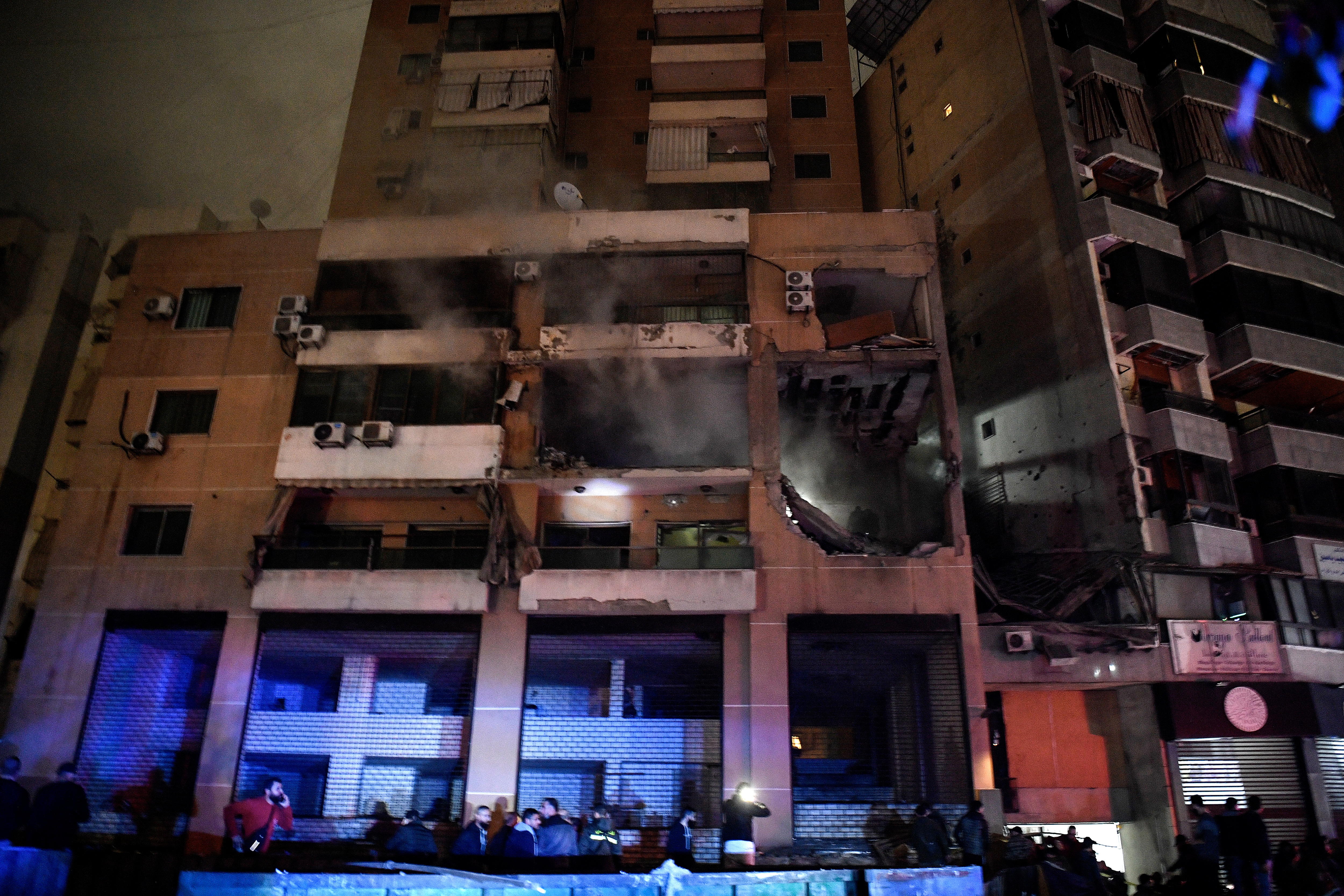 Humo sale de un edificio destruido tras la explosión en el distrito de Dahiyeh, Beirut, Líbano, donde al menos seis personas murieron, incluido el número dos de Hamás, Saleh al-Arouri. (Foto Prensa Libre: EFE)