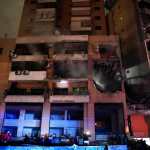 Humo sale de un edificio destruido tras la explosión en el distrito de Dahiyeh, Beirut, Líbano, donde al menos seis personas murieron, incluido el número dos de Hamás, Saleh al-Arouri. (Foto Prensa Libre: EFE)