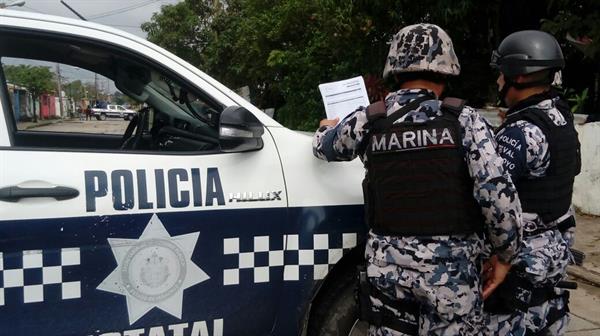 Las fuerzas de seguridad investigan los crímenes cometidos en Veracruz, donde varios cuerpos desmembrados fueron localizados en unas camionetas. (Foto Prensa Libre: EFE)