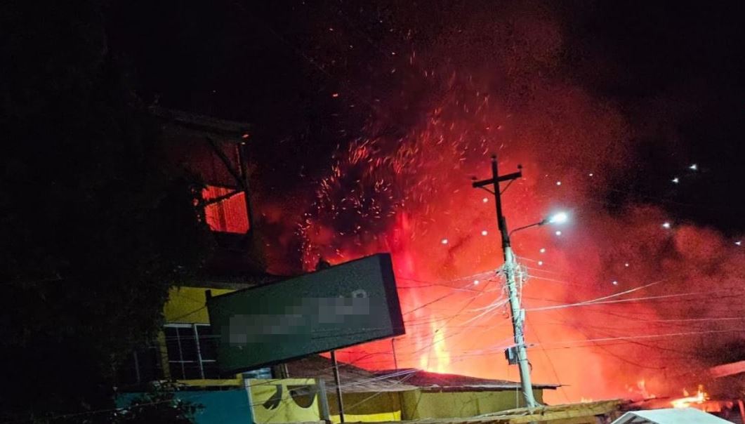 Una vivienda y tres locales comerciales fueron afectados por un incendio en San Agustín Acasaguastlán, El Progreso. (Foto Prensa Libre: Bomberos Municipales Departamentales)
