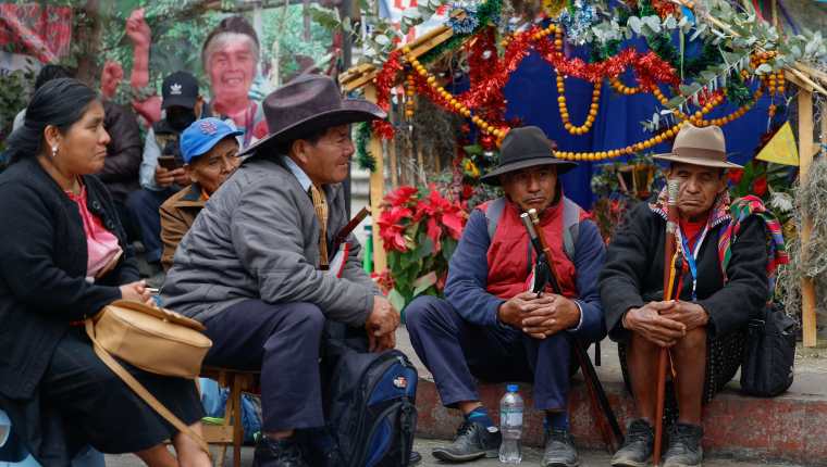 Grupos indígenas mantienen un plantón frente a la sede de la Fiscalía para exigir la renuncia de la fiscal general, Consuelo Porras. (Foto Prensa Libre: EFE)
