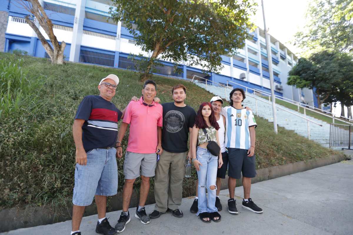 Familia que vino desde Estados Unidos para ver el Inter Miami vs El Salvador.