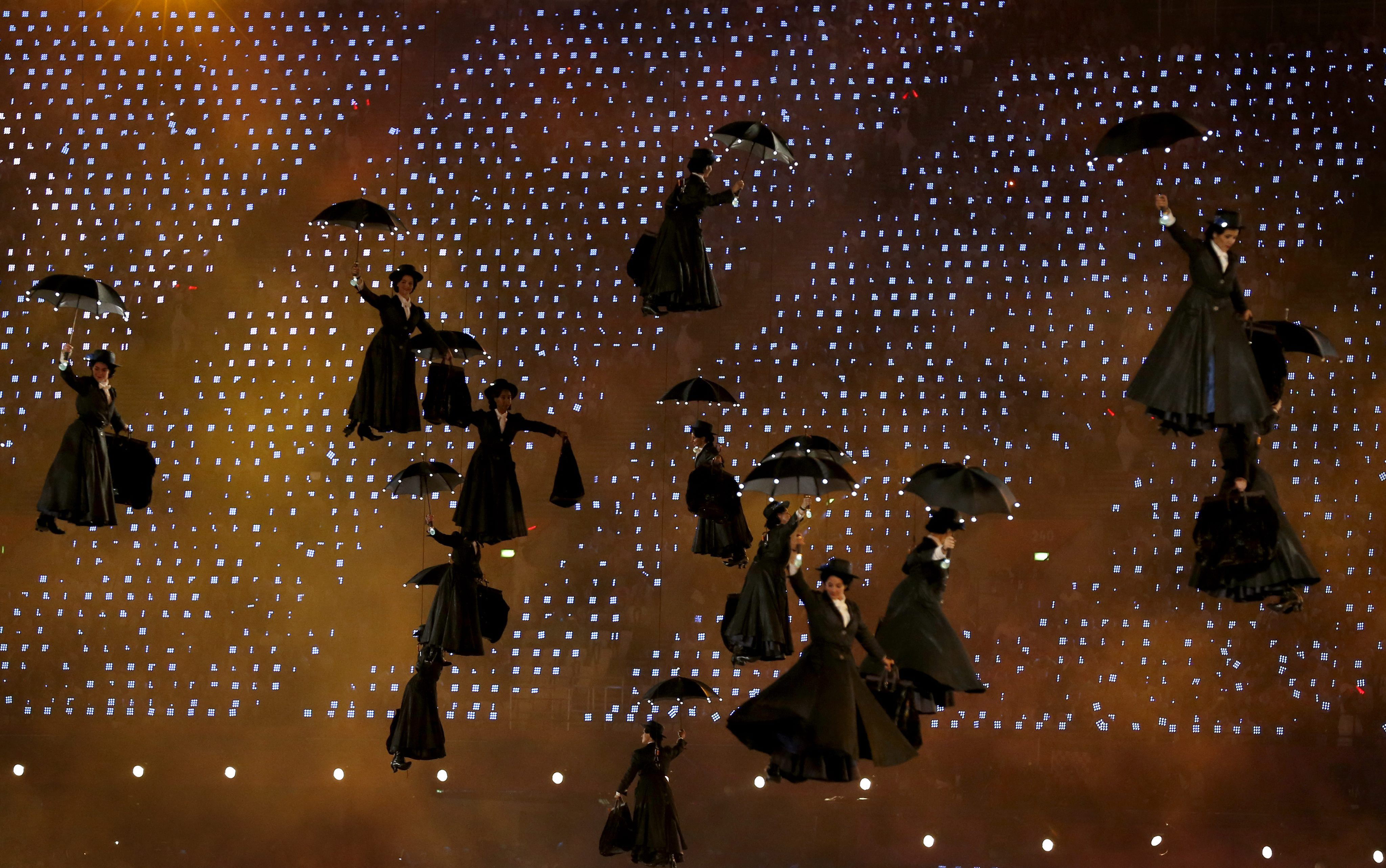 Fotografía de archivo fechada el 27 de julio de 2012 que muestra a un grupo de actrices que representan un número dedicado al filme "Mary Poppins" en la inauguración de los Juegos Olímpicos de Londres 2012, en el estadio Olímpico de Londres, en Reino Unido. (Foto Prensa Libre: EFE/ Jonathan Brady ARCHIVO)