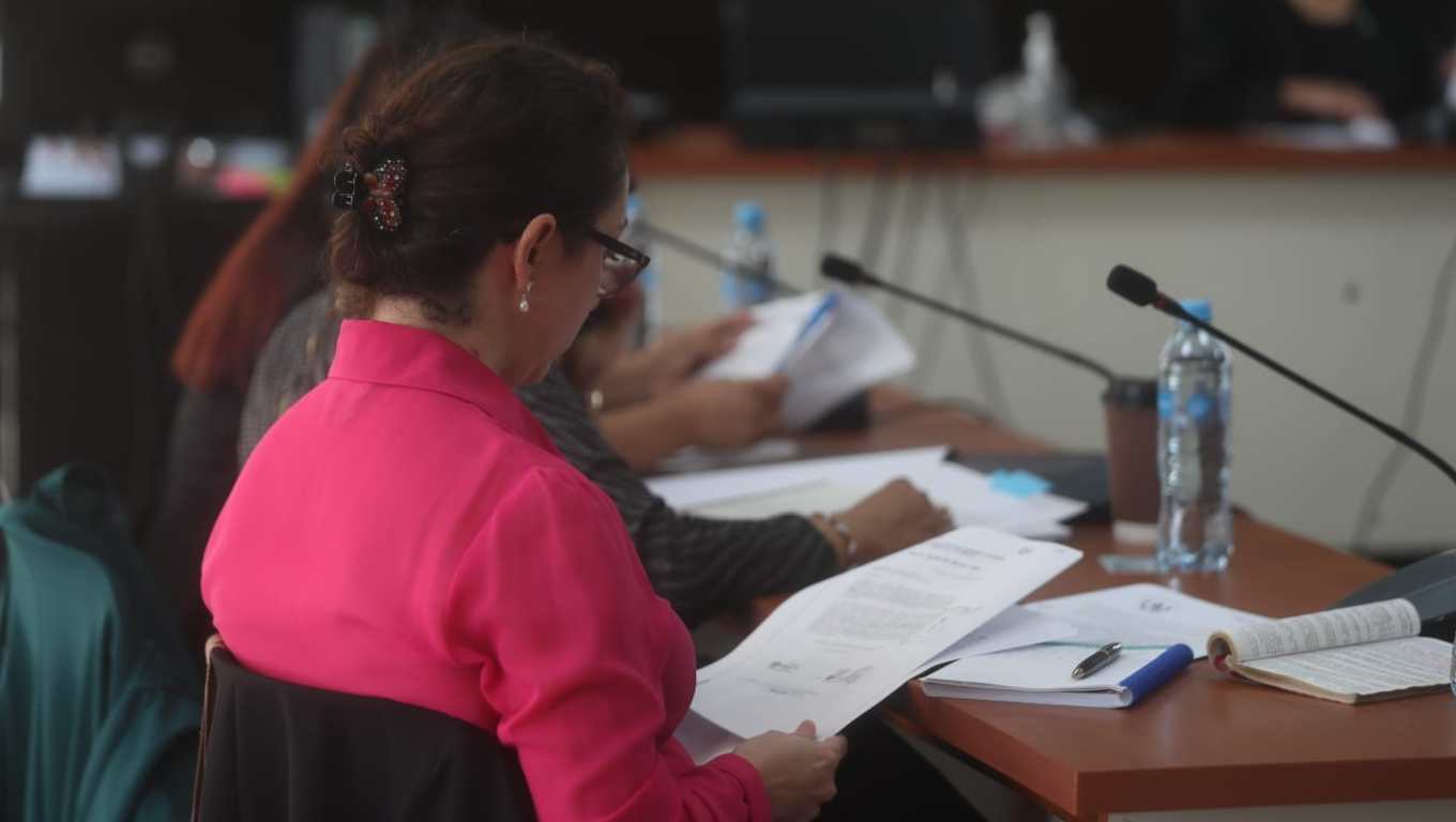 La exfiscal Virginia Laparra asiste a una audiencia en el Tribunal Octavo de Sentencia Penal donde se define su situación legal. (Foto Prensa Libre: J. D. González)