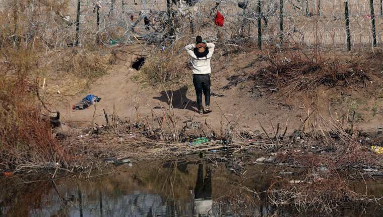 A pesar de los peligros en los pasos fronterizos, los traficantes de migrantes intentan cruzar a decenas de personas hacia EE. UU., por lo que algunos coyotes han sido detenidos y condenados a prisión. (Foto Prensa Libre: AFP)