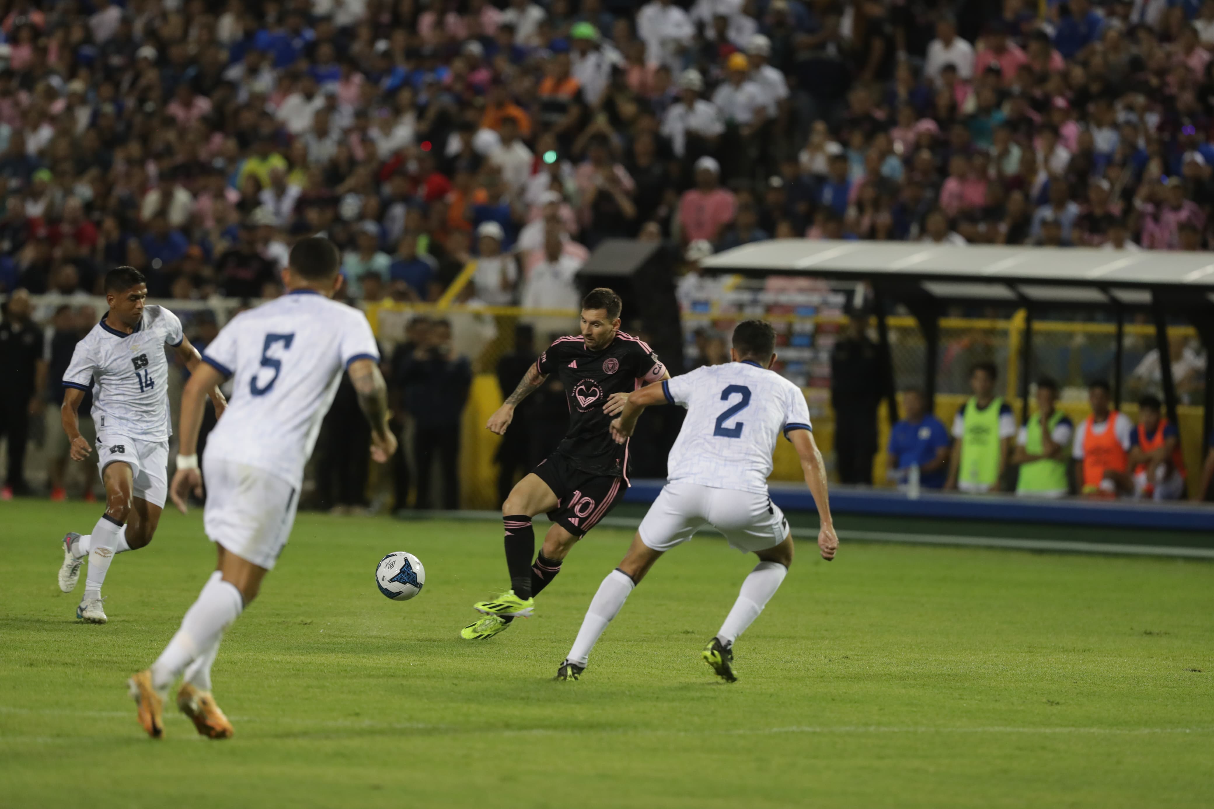 Messi en el partido ante El Salvador en el estadio Cuscatlán.